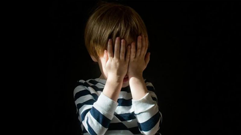Agredió a latigazos a su hijastro de 4 años y quedó aprehendido