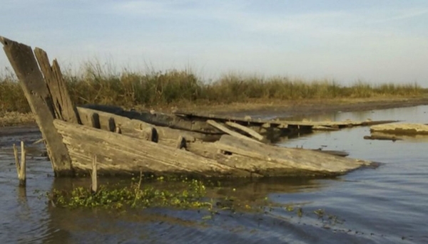 La bajada del río Paraná deja al descubierto un buque hundido en 1921
