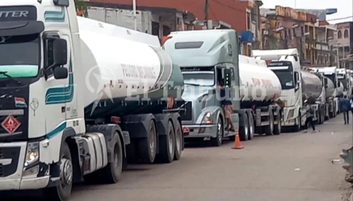 Largas caravanas llevan combustible argentino a Bolivia