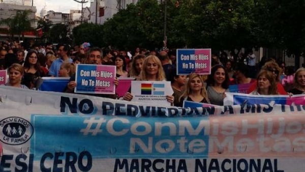 Multitudinaria marcha en rechazo a la ley de Educación Sexual Integral