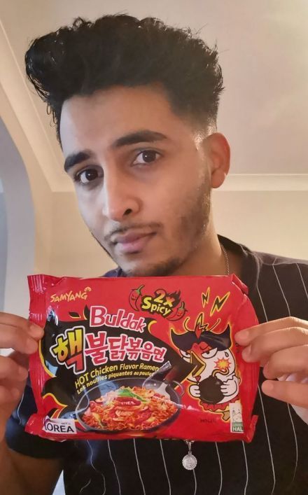 Quedó sordo tras comer unos fideos que compró por Internet