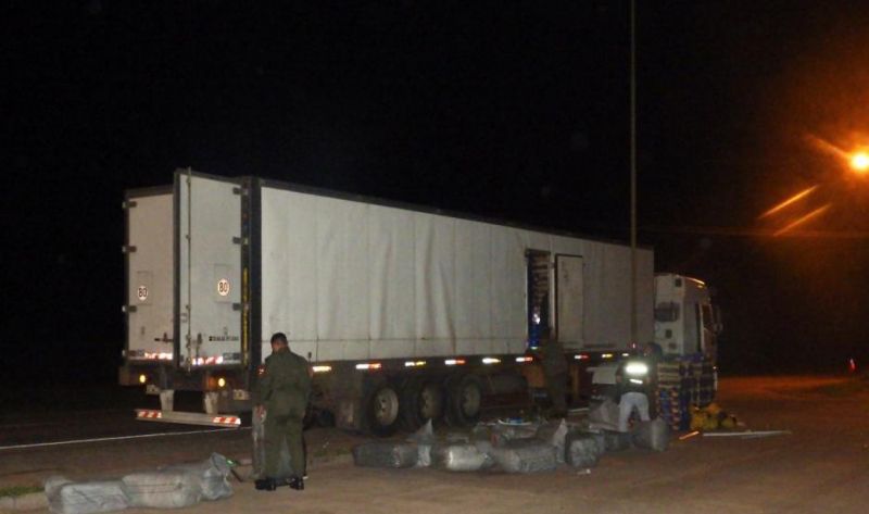 Impresionante operativo dejó al descubierto una carga de contrabando escondida entre naranjas