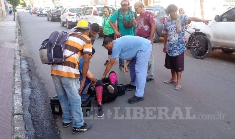 Se estacionó en doble fila y abrió la puerta sin mirar: una ciclista terminó herida