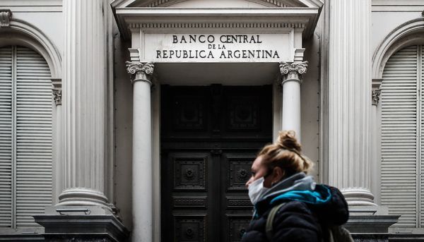 Frenar la sangría de dólares, prioridad del Gobierno hasta noviembre