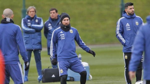 La selección hizo su primera práctica de fútbol y ya se perfila el equipo titular