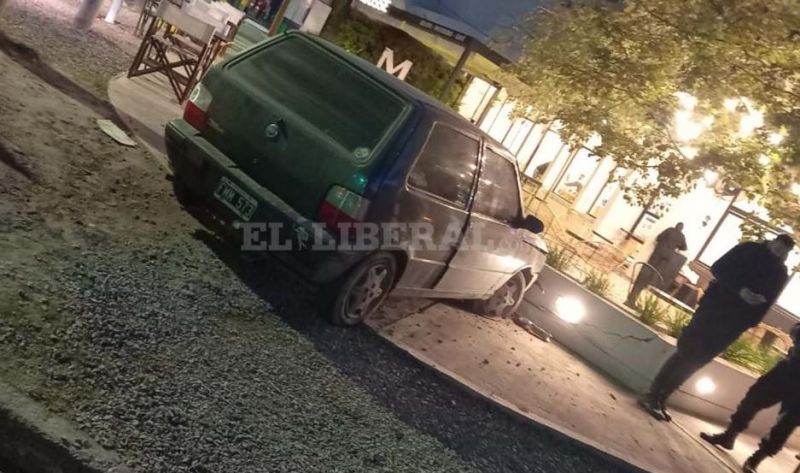 Cuatro amigos circulaban alcoholizados en un auto y chocaron en plena Belgrano: una joven fue hospitalizada