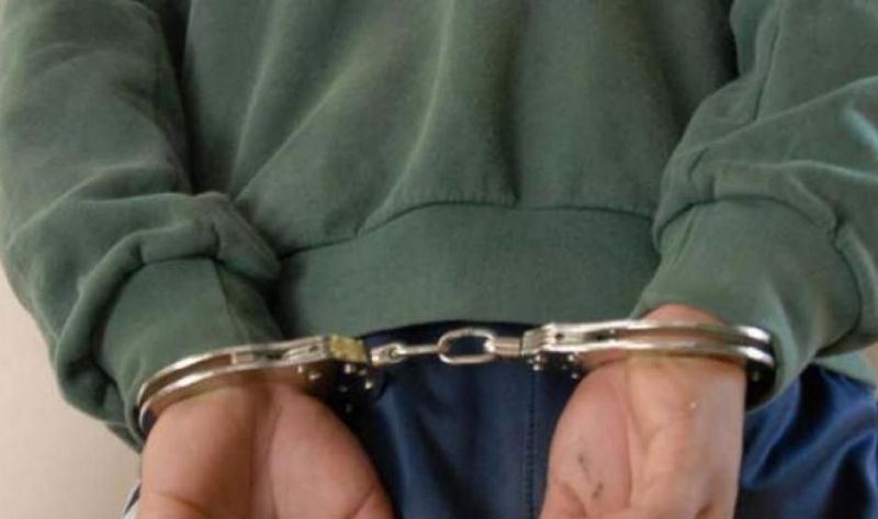Atacó a policías que desalojaban fiesta clandestina y terminó detenido