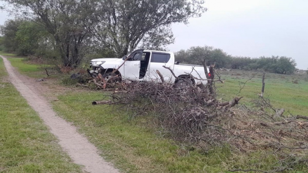 Inédito: dos hombres robaron una Hilux, chocaron contra un árbol y fueron aprehendidos