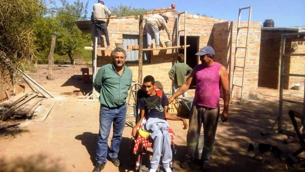 El Intendente José Vittar visito la obra en la cual Andrés junto a su familia recibirá una Vivienda Social