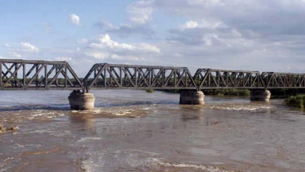 Alerta en las localidades ribereñas por la crecida del río Dulce
