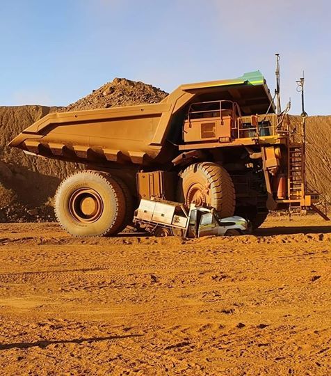 Insólito: Conductor de un “camión volquete” aplastó accidentalmente su camioneta Land Cruiser