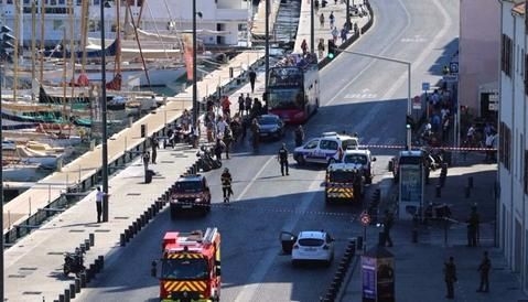 Un auto embistió dos paradas de colectivos en Marsella: un muerto