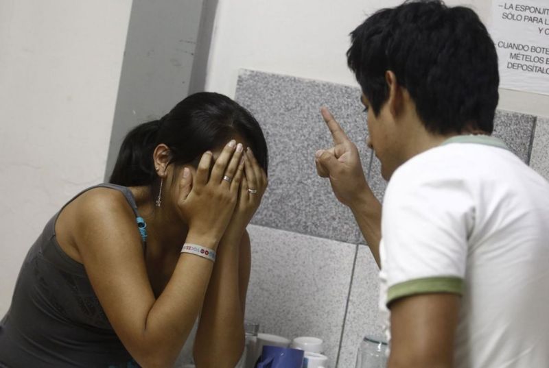 Amenazó a su pareja, causó daños en la casa, hirió a un policía y fue aprehendido