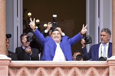 Fernández recibió en Casa Rosada a Maradona, quien saludó desde el balcón y criticó a Macri