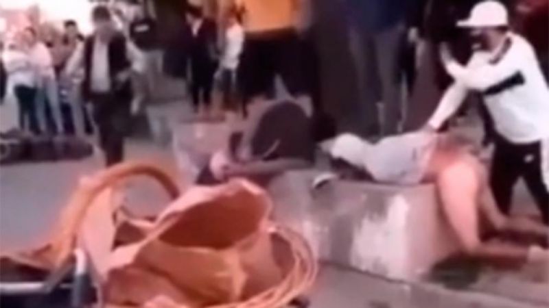 vecinos ataron y desnudaron a dos motochorros que atacaron a una embarazada