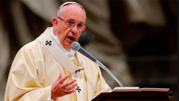 Francisco criticó el uso de celulares en la misa