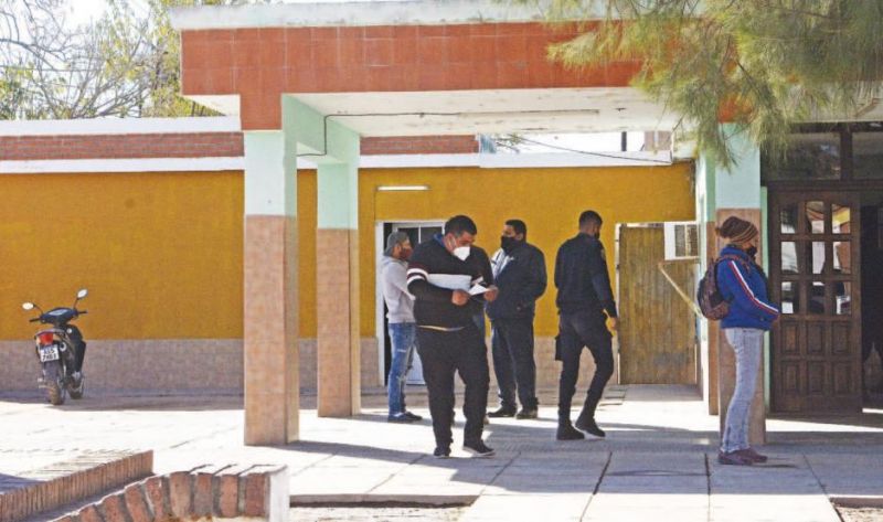 En golpes a distribuidora y a un profesor, huyen con $ 300.000 desde Campo Gallo