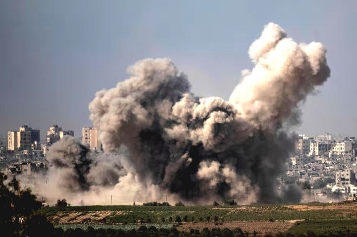 Ataque israelí deja un centenar de muertos en Gaza, entre ellos un periodista y toda su familia