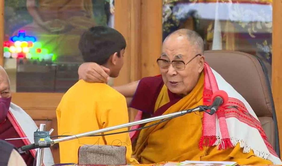 El Dalai Lama pide disculpas a un niño por pedirle chuparle la lengua