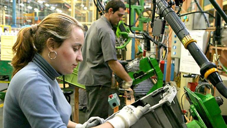 Los varones ganan 31% más que las mujeres, la brecha más grande desde 2017