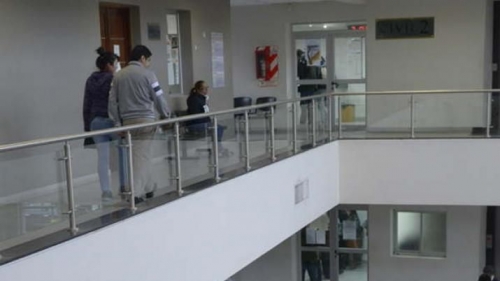 La pareja de un detenido intentó arrojar al vacío a una defensora