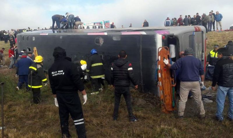 Al menos 13 muertos al volcar un micro con jubilados que viajaban a Las Termas