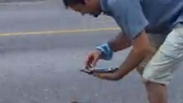 Un joven cocinó bifes a la plancha sobre el asfalto de la 34 en menos de 10 minutos