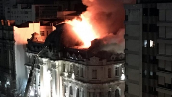 Voraz incendio en la terraza del Banco Nación de Bahía Blanca