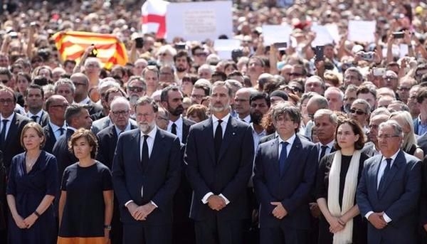 Una multitud homenajeó a las víctimas del atentado en la Rambla en Barcelona y desafió al terrorismo