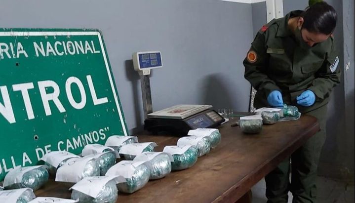 Matrimonio llevaba cinco kilos de marihuana