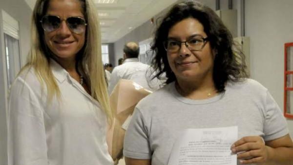 Se divorcia la primera pareja de mujeres que se casó en Santiago