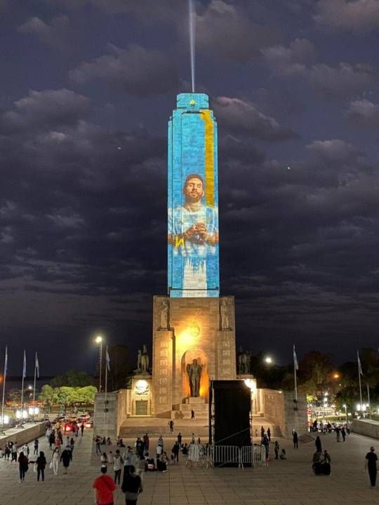 El Monumento a la Bandera en Rosario se ilumina con imágenes de aliento a la Selección