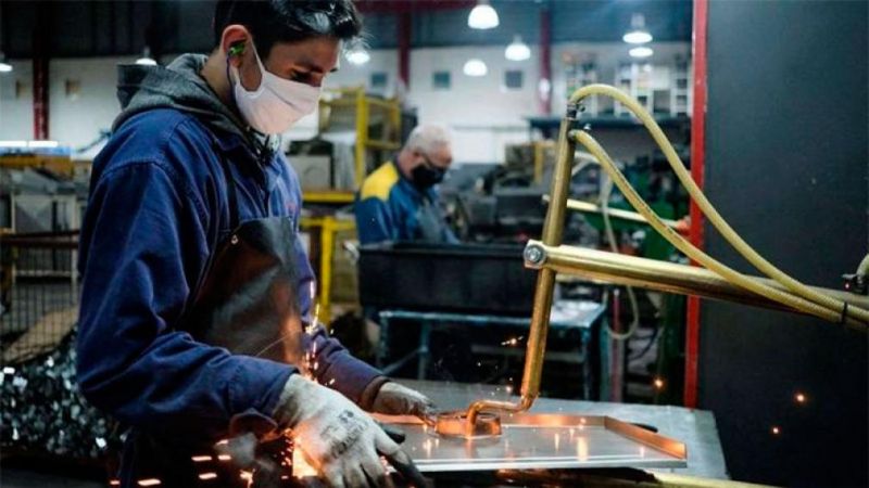 Los salarios crecieron 3,9% en noviembre y le ganaron a la inflación por quinto mes consecutivo