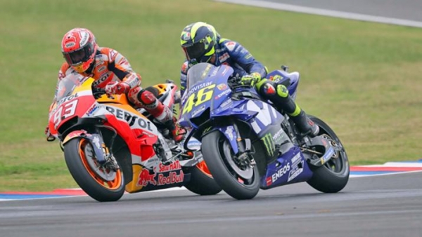 Márquez descontrolado mandó al pasto a Rossi