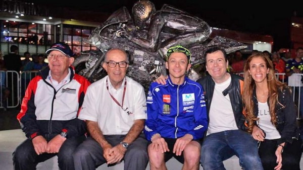 Valentino Rossi ya tiene su escultura en el autódromo de Termas