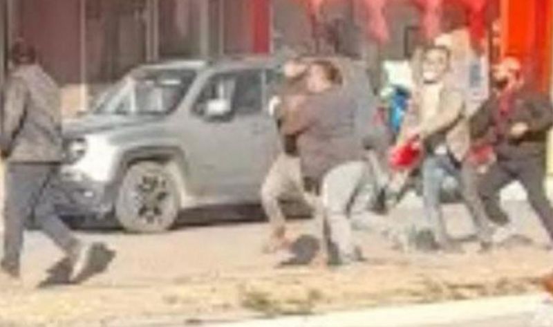 Escándalo entre ‘chino’ y ex amigo en avenida de Pampa de los Guanacos, a trompadas y corridas