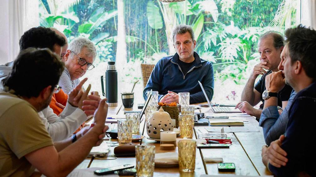 Sergio Massa mantuvo una reunión de trabajo junto a su equipo económico en la previa de las Elecciones