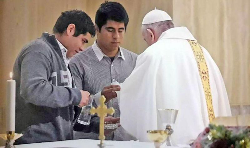 Chicos santiagueños recuperados de las drogas fueron monaguillos en misa del Papa en Roma