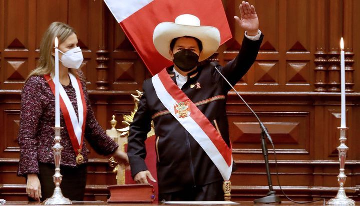 Pedro Castillo asumió en Perú y prometió un "cambio responsable"
