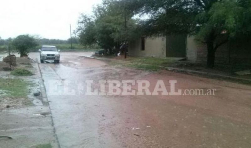 Lluvia, viento y granizo azotan a varias zonas de Ojo de Agua