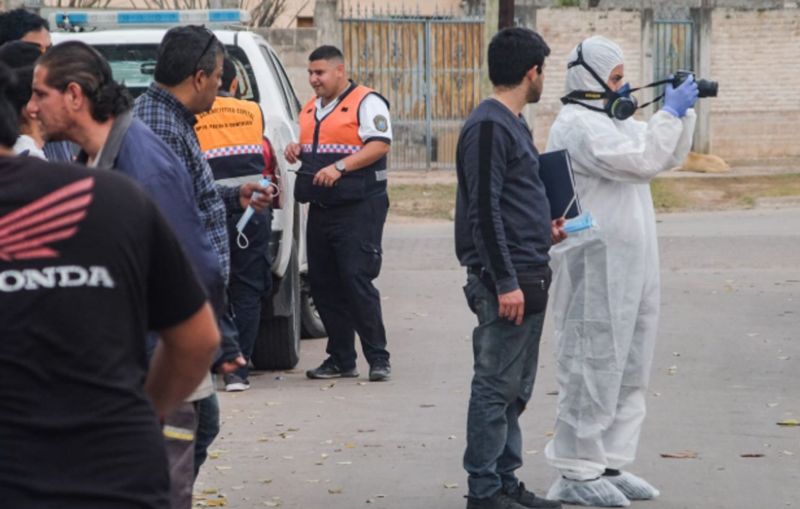No lo veían desde el jueves y lo hallaron muerto sobre un charco de sangre