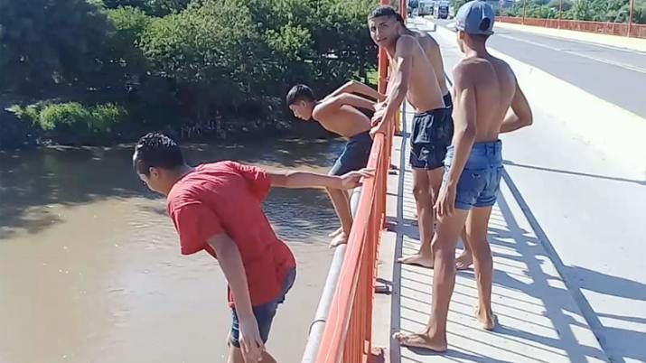 Termas: adolescentes arriesgan su vida saltando desde el puente al río
