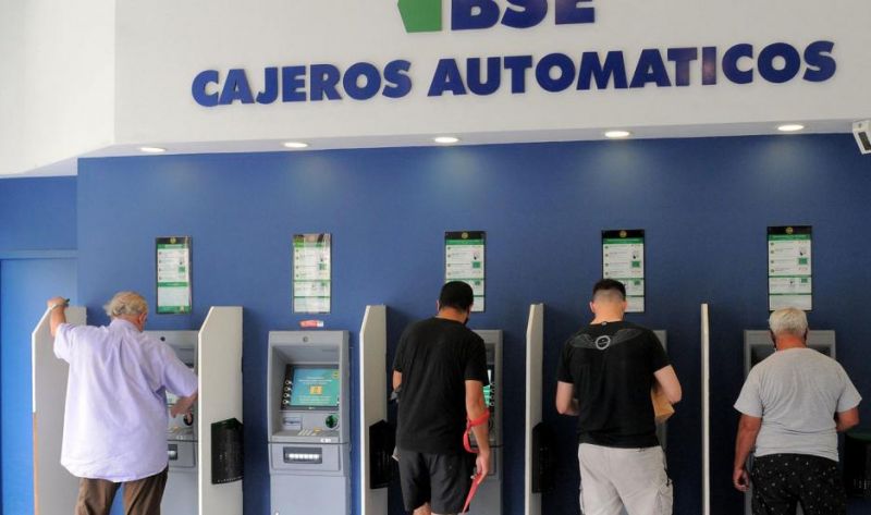 Esta semana pagan sueldos de marzo a estatales provinciales