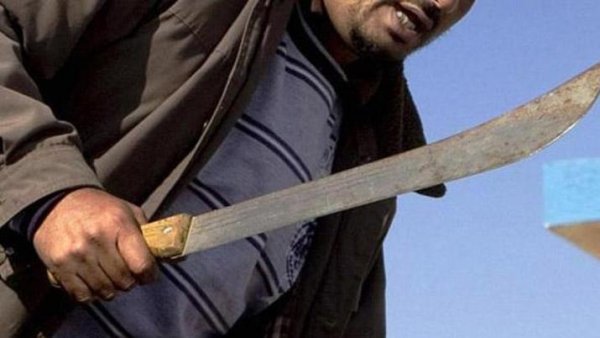 Atacó a su ex pareja con un machete y casi le arranca tres dedos