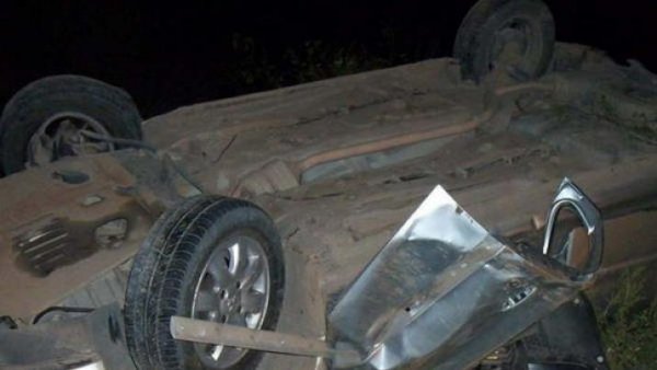 Volcó su automóvil tras chocar un caballo