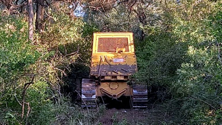 Tenían escondida una topadora en el monte pero igual la secuestraron