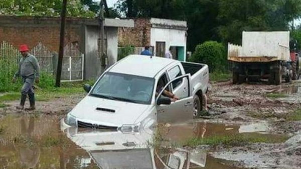 Volvió a llover toda la noche en Nueva Esperanza y complicó el desagote