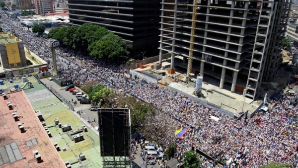 Con una masiva protesta, Guaidó lanzó la “fase definitiva” contra Maduro