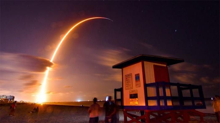 SpaceX lanzó los primeros 60 satélites al espacio para crear su propia red de internet