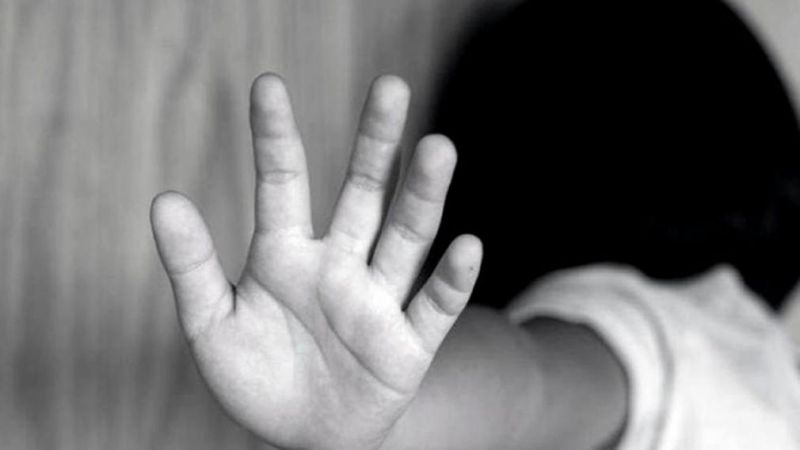 Detienen a joven madre que fue filmada cuando le daba una salvaje paliza a sus hijos